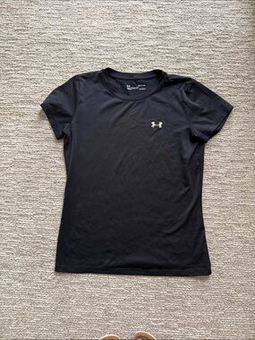 Black Women’s Under Armour HeatGear short sleeve Size Small